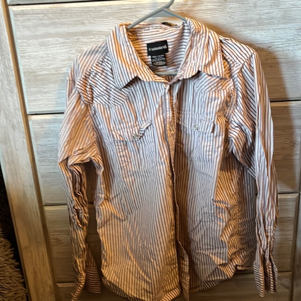 No boundaries large button down long sleeve collared t-shirt. Needs ironed out